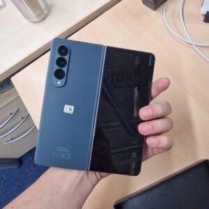 三星折叠手机Galaxy Z Fold 4 和 Flip 4 上手照片曝光:折痕几乎看不到了