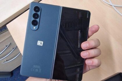 三星折叠手机Galaxy Z Fold 4 和 Flip 4 上手照片曝光:折痕几乎看不到了