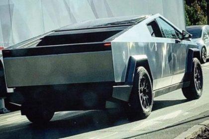 网友拍到特斯拉 Cybertruck 新款原型车:后照镜采用三角形设计