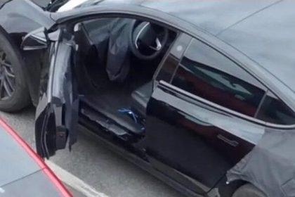 特斯拉 Model 3 改款新车照片曝光，内装疑似采用新的方向盘