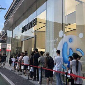 华为 Mate 60 Pro 各地现抢购潮:即将上市的 iPhone 15 有压力吗?