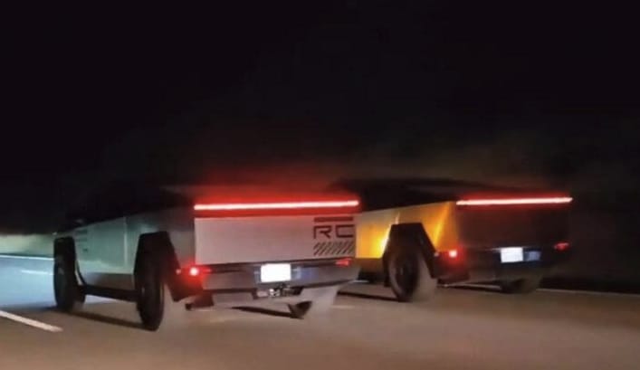 网友拍摄到两辆 Tesla Cyber​​truck 电动皮卡在高速公路并排竞速 