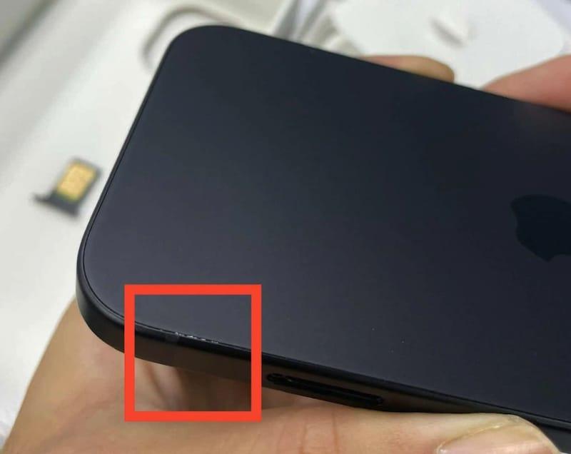 部分 iPhone 15 Pro 用户投诉镜头有灰尘、变色、机身轻微破损问题