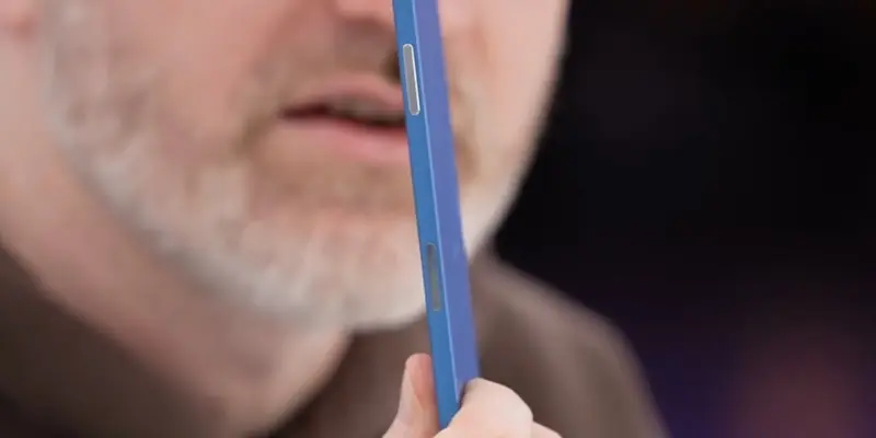 iPhone 17 Air真机模型曝光,最薄处仅5.65mm